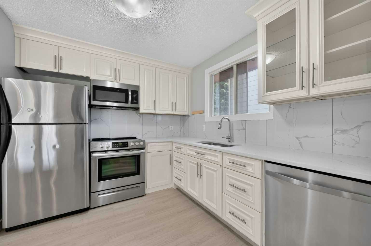 218 Bermuda Drive NW, Calgary, AB, T3K 2A9 - 8