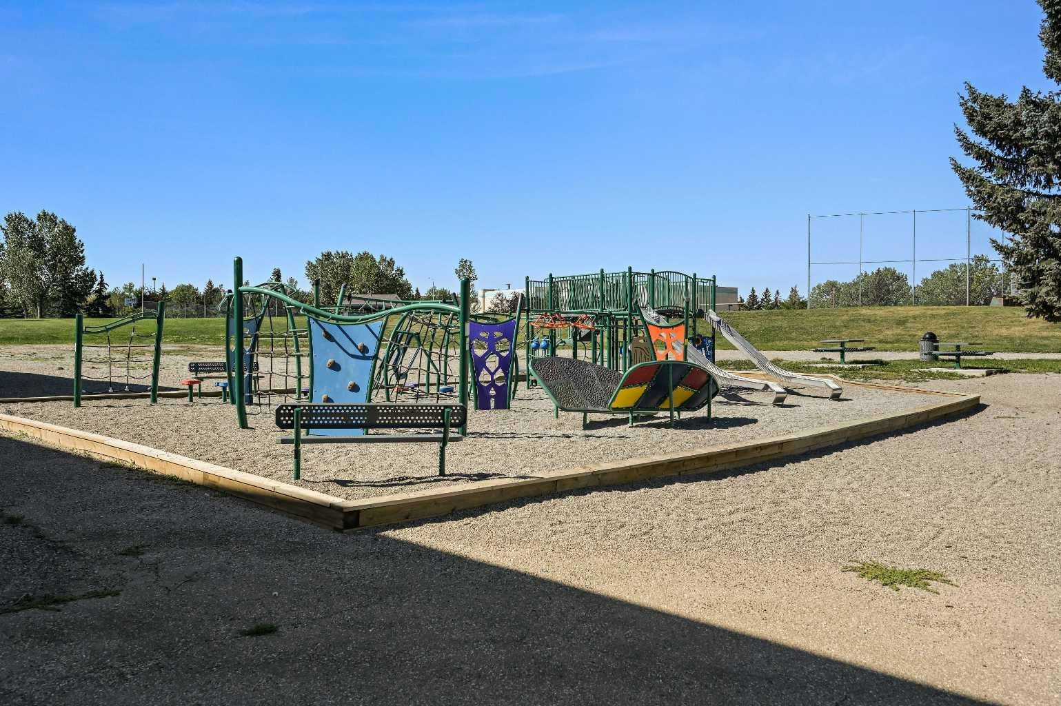 218 Bermuda Drive NW, Calgary, AB, T3K 2A9 - 45