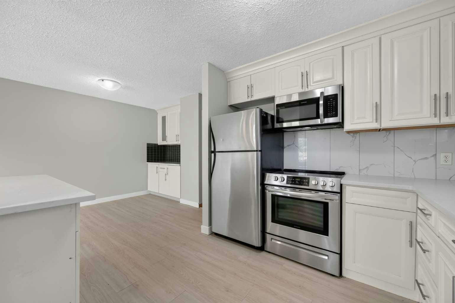 218 Bermuda Drive NW, Calgary, AB, T3K 2A9 - 9