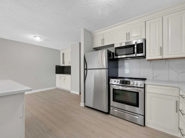 218 Bermuda Drive NW, Calgary, AB, T3K 2A9 - 9