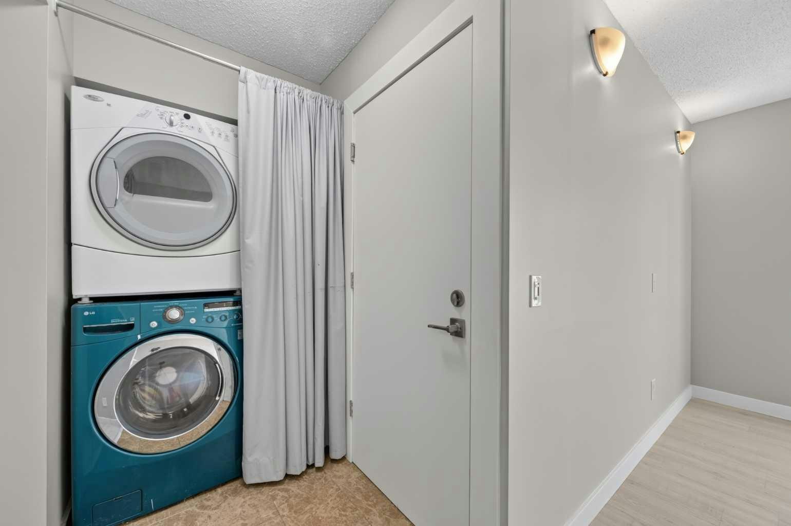 218 Bermuda Drive NW, Calgary, AB, T3K 2A9 - 24