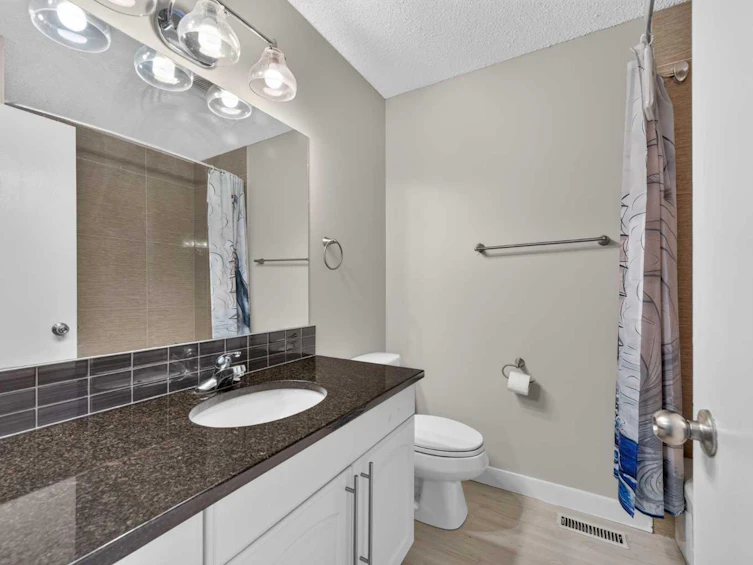 218 Bermuda Drive NW, Calgary, AB, T3K 2A9 - 23