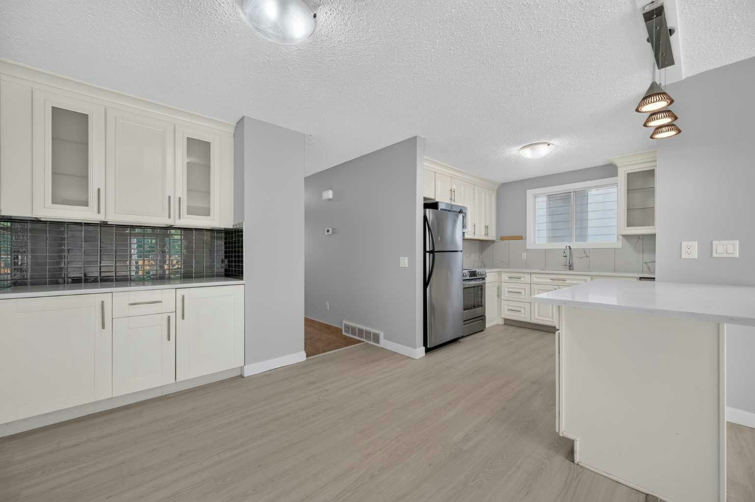218 Bermuda Drive NW, Calgary, AB, T3K 2A9 - 12