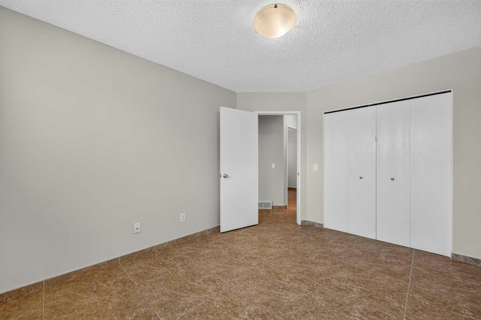 218 Bermuda Drive NW, Calgary, AB, T3K 2A9 - 18