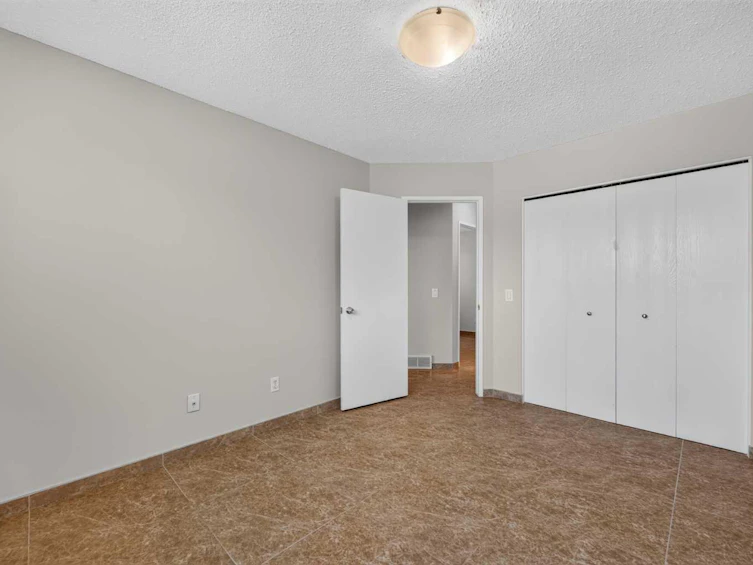 218 Bermuda Drive NW, Calgary, AB, T3K 2A9 - 18
