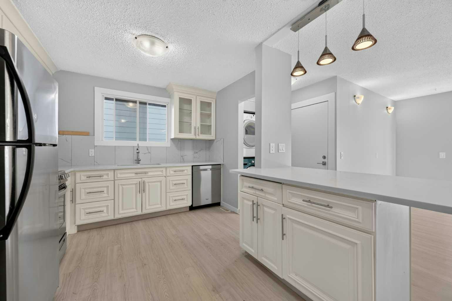 218 Bermuda Drive NW, Calgary, AB, T3K 2A9 - 10