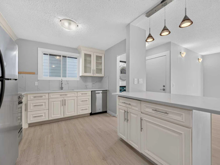 218 Bermuda Drive NW, Calgary, AB, T3K 2A9 - 10
