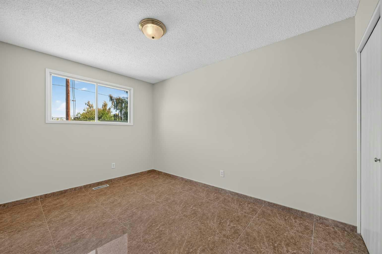 218 Bermuda Drive NW, Calgary, AB, T3K 2A9 - 19