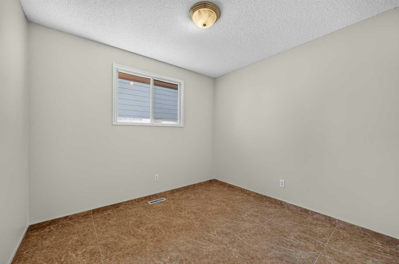 218 Bermuda Drive NW, Calgary, AB, T3K 2A9 - 21