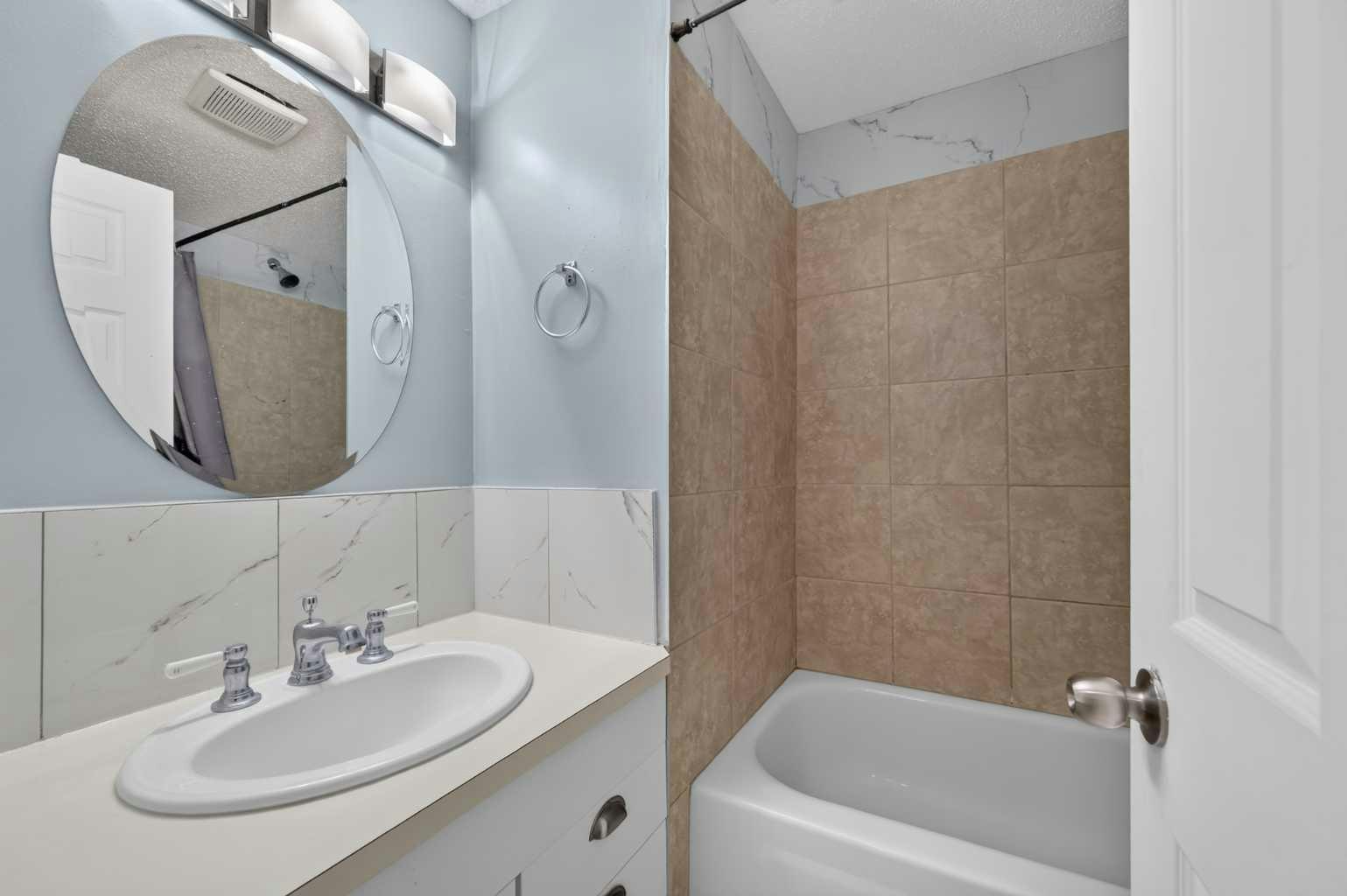 218 Bermuda Drive NW, Calgary, AB, T3K 2A9 - 36