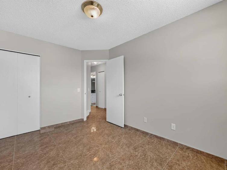 218 Bermuda Drive NW, Calgary, AB, T3K 2A9 - 20