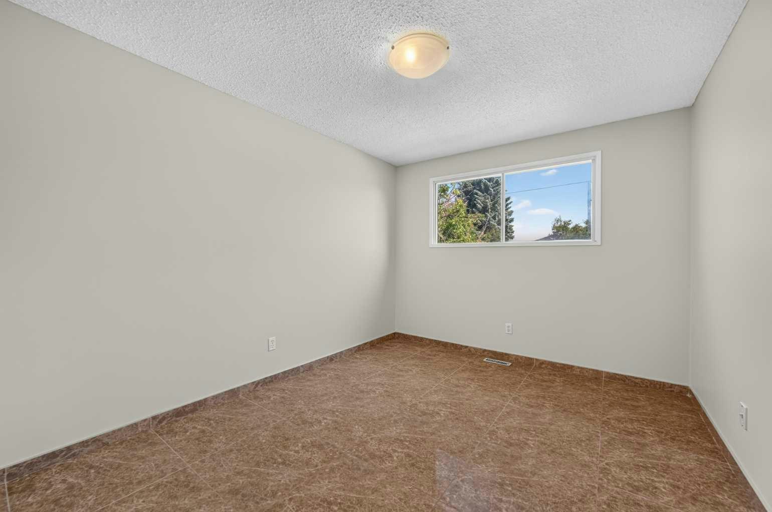 218 Bermuda Drive NW, Calgary, AB, T3K 2A9 - 17