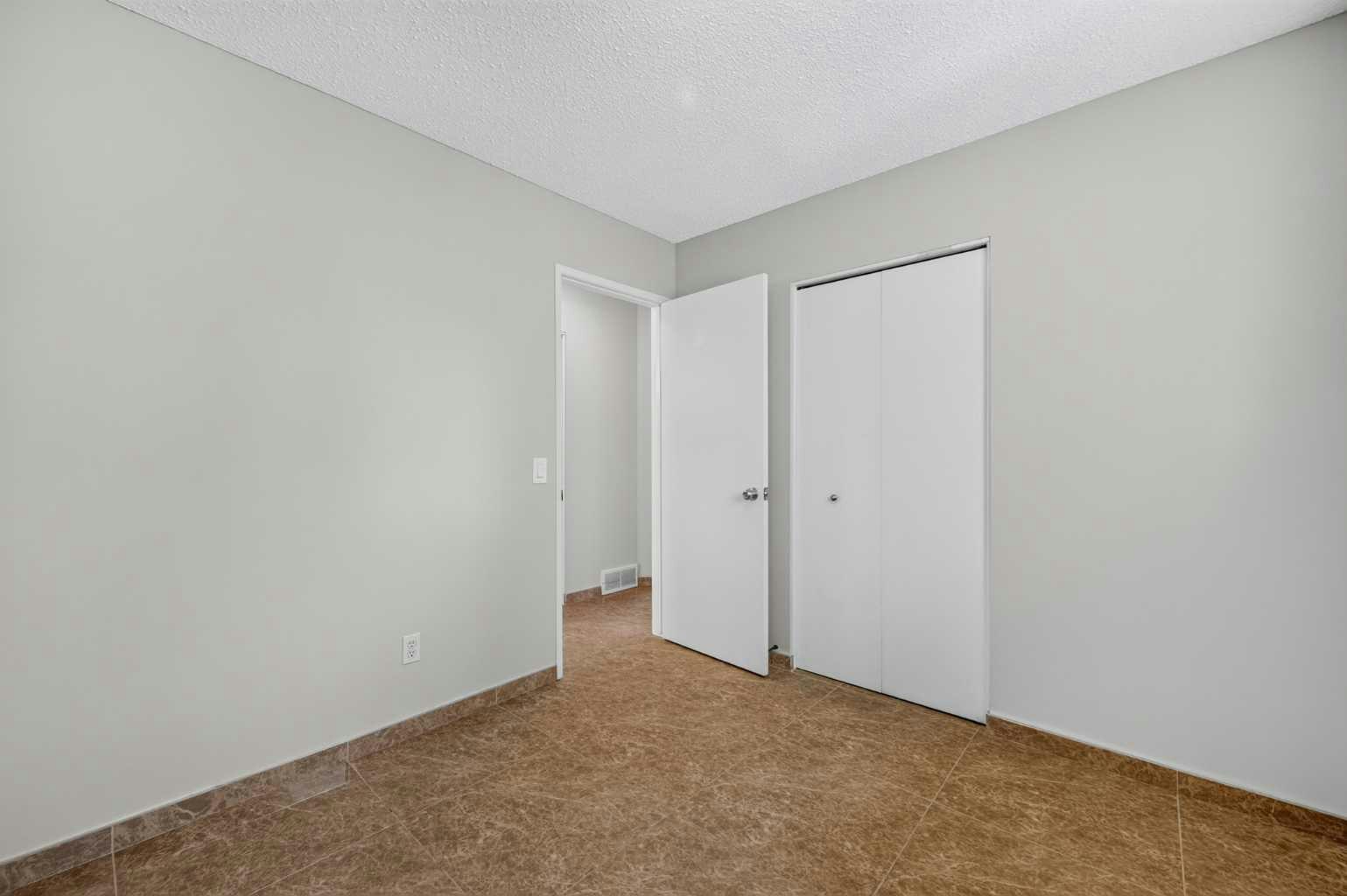 218 Bermuda Drive NW, Calgary, AB, T3K 2A9 - 22