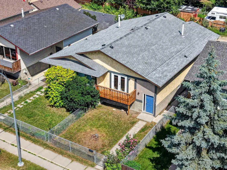 218 Bermuda Drive NW, Calgary, AB, T3K 2A9 - 2
