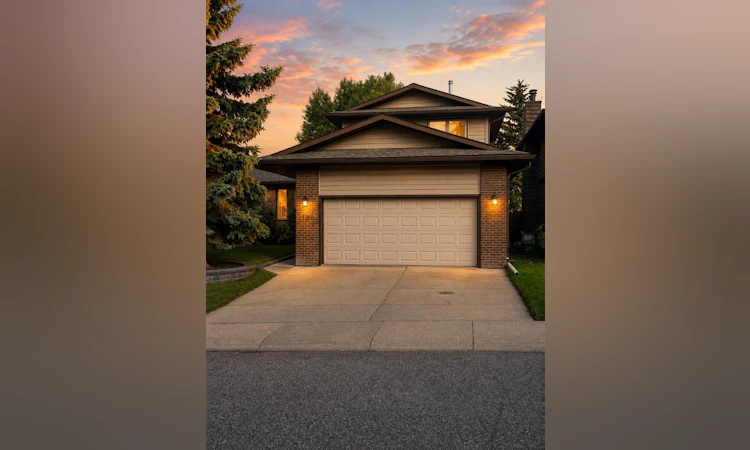160 Hawkwood Way NW