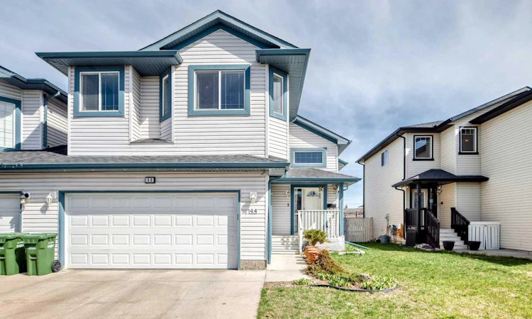 44 Canoe Square SW