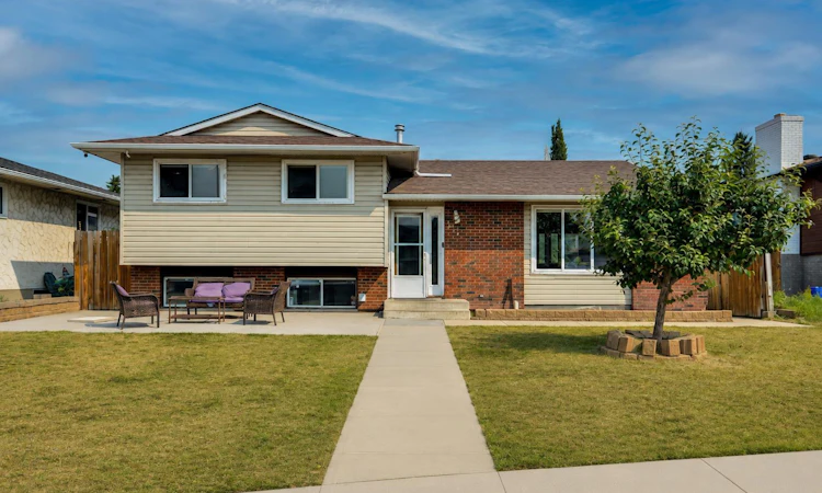 212 Pinetree Place NE