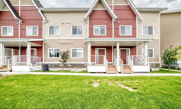 716-32 Red Embers Parade NE
