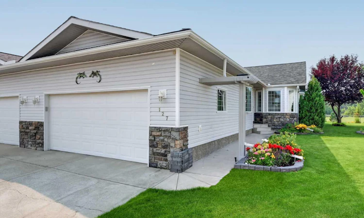 127 Riverside Place NW