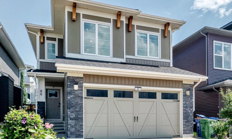 86 Carringvue Manor NW