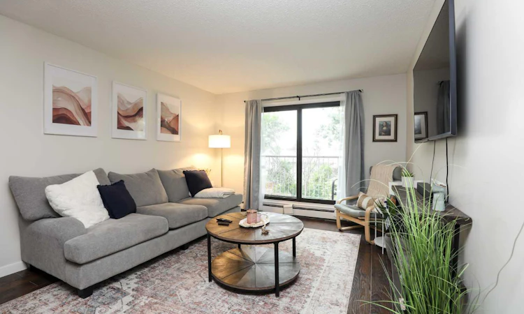 302-855 Columbia Blvd W
