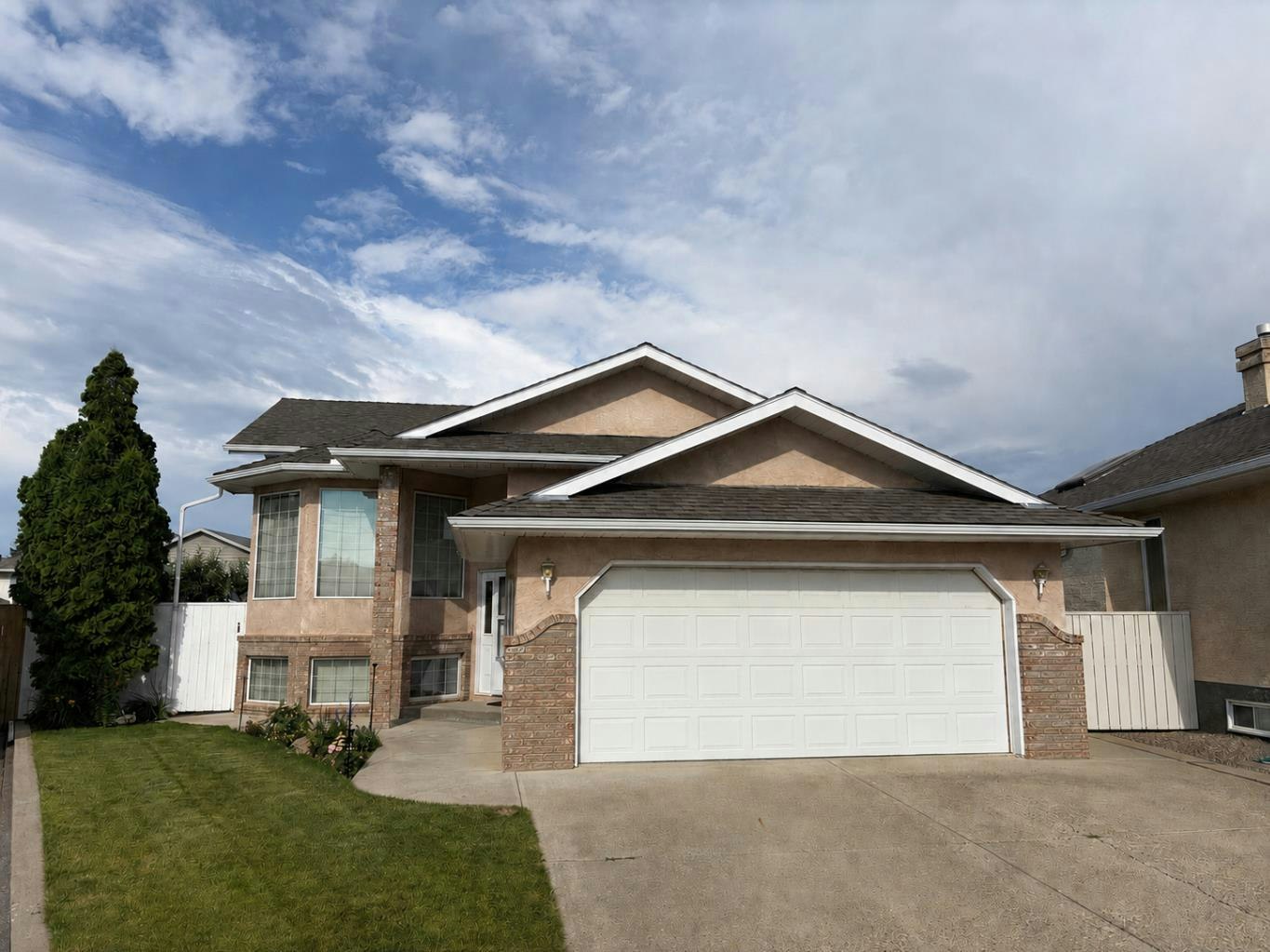 1218 Lakemount Place S, Lethbridge, AB, T1K 6R7