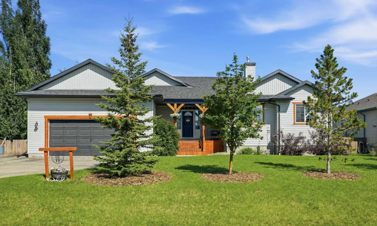 14 Lloyd Crescent NE