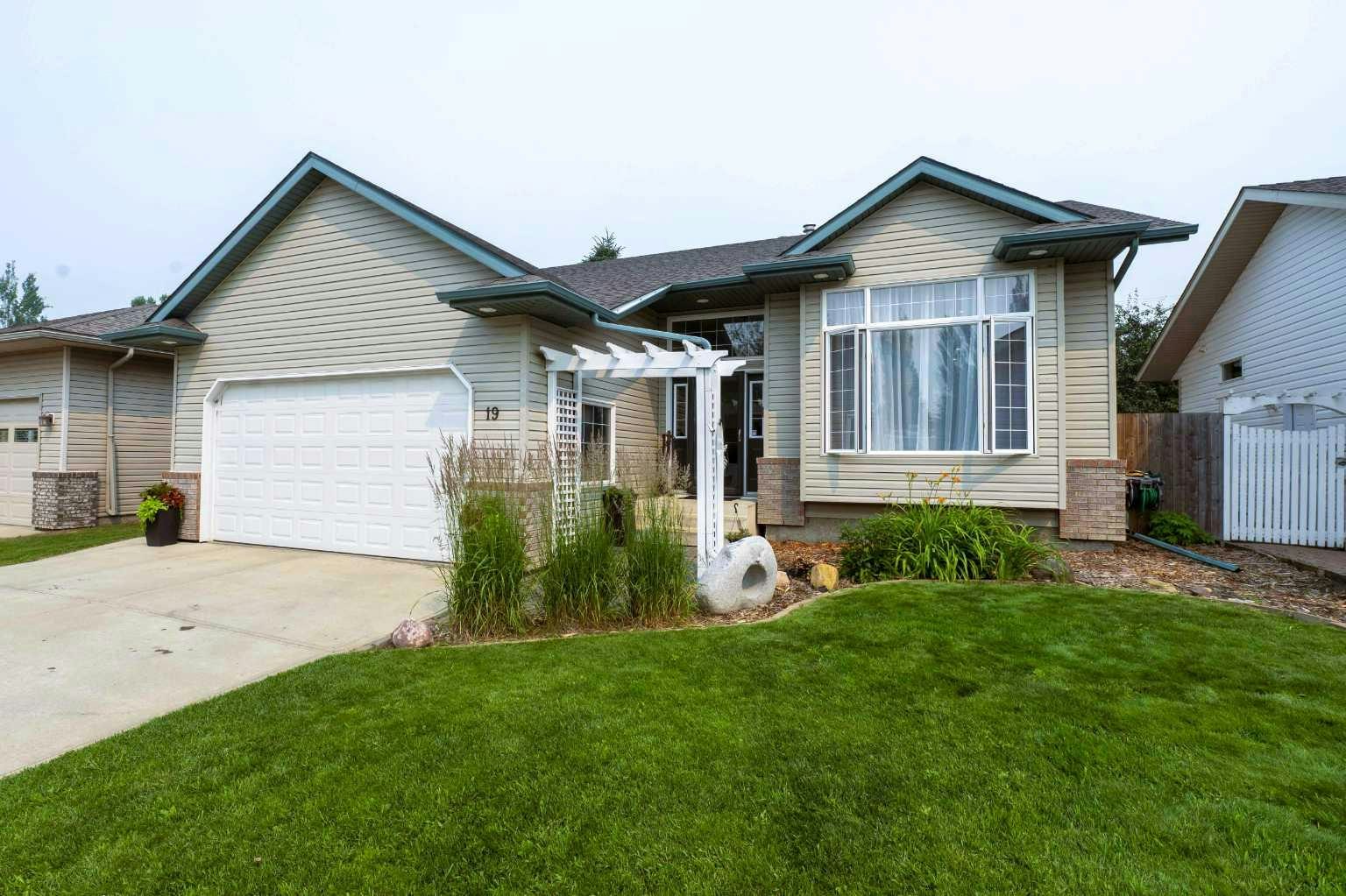 19 Royal Crescent, Lacombe, AB, T4L 2H7