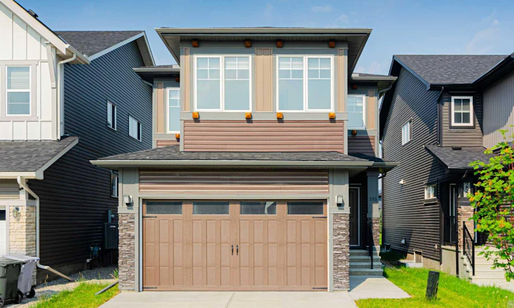 293 Carringsby Way NW
