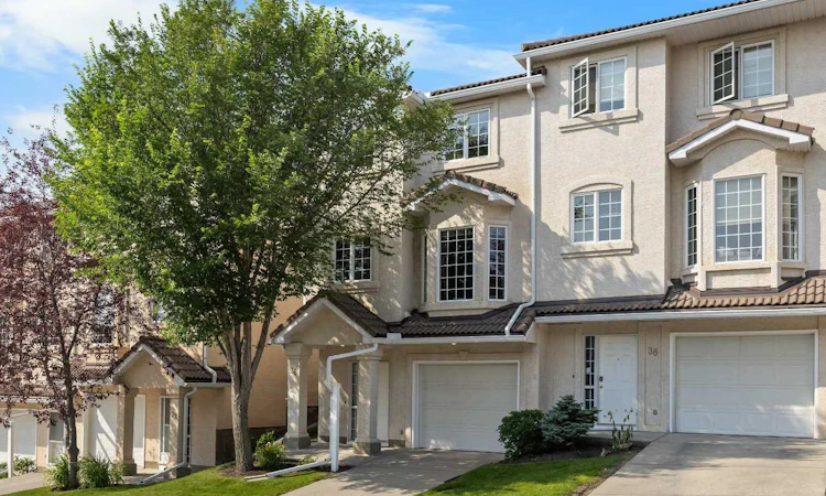 36 Hamptons Link NW