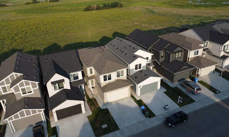 143 Belvedere Crescent SE