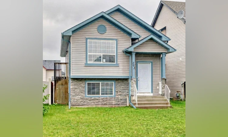 202 Saddlemead Green NE