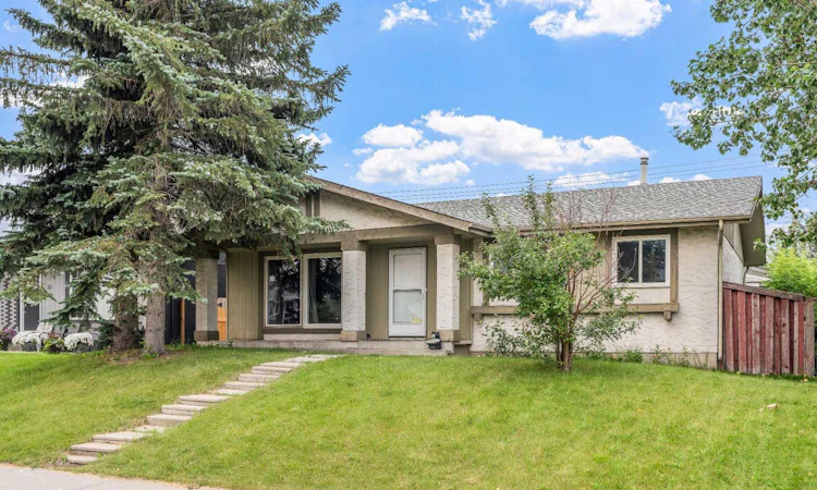 227 Manora Crescent NE