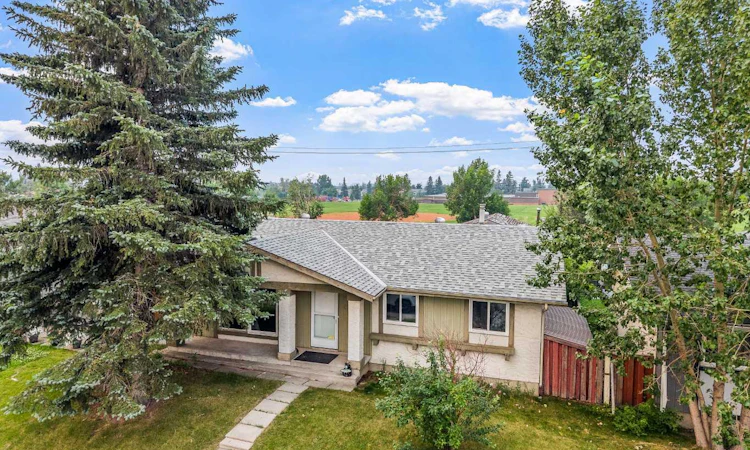 227 Manora Crescent NE