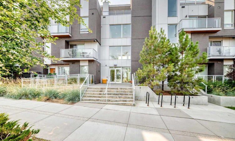115-3125 39 Street NW
