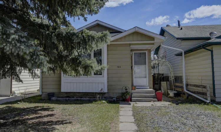 184 Erin Croft Crescent SE