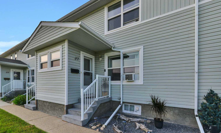 37 Poplar Crescent
