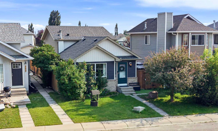 96 Rivercrest Crescent SE