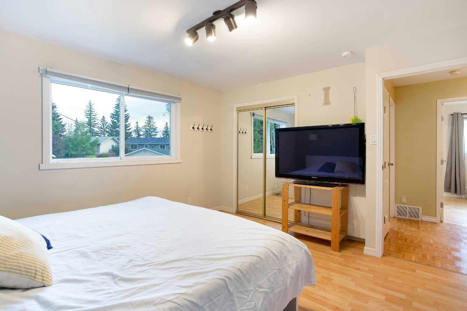 15 Southdale Bay SW, Calgary, AB, T2W 1W1 - 17