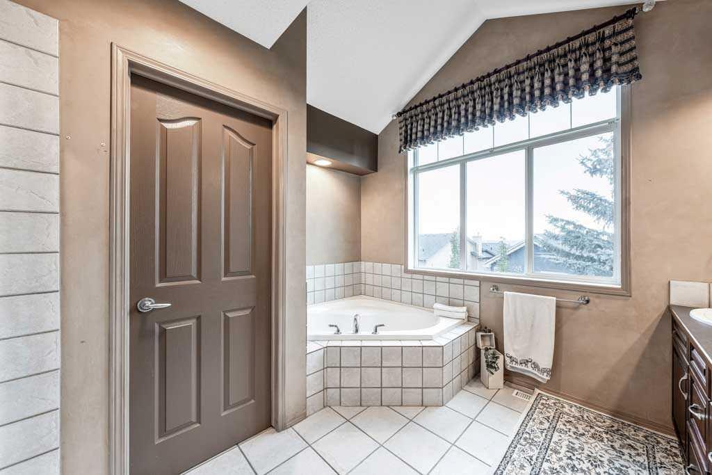 40 Cougar Ridge Heights SW, Calgary, AB, T3H 4X5 - 34