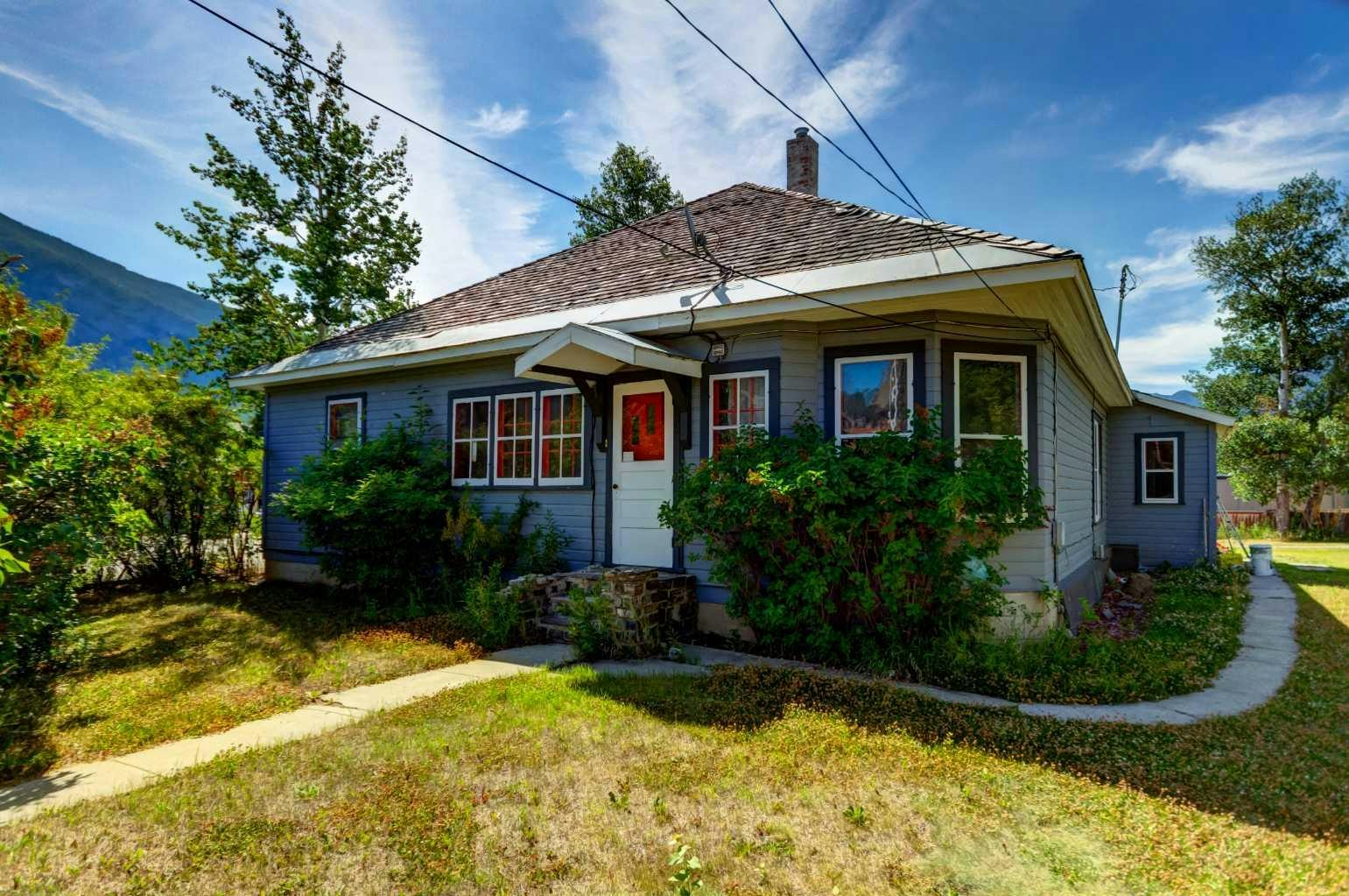 303,305,307 Marten Street, Banff, AB, T1L 1A1