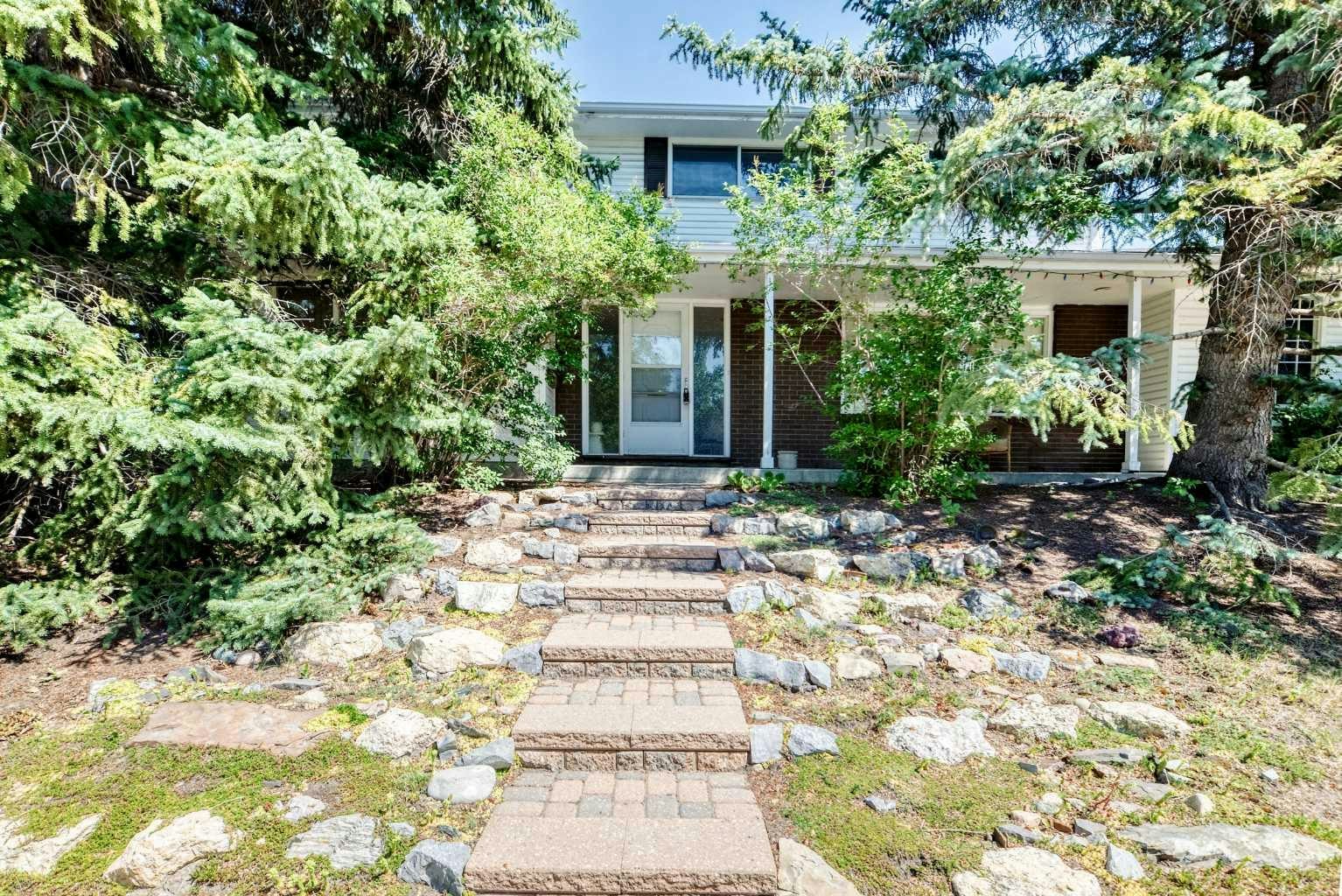 2 Varsplain Place NW, Calgary, AB, T3A 0C7