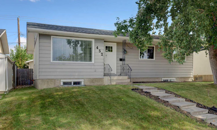 452 Queen Alexandra Way SE