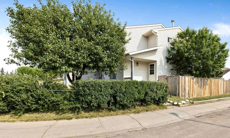 44 Falwood Crescent NE