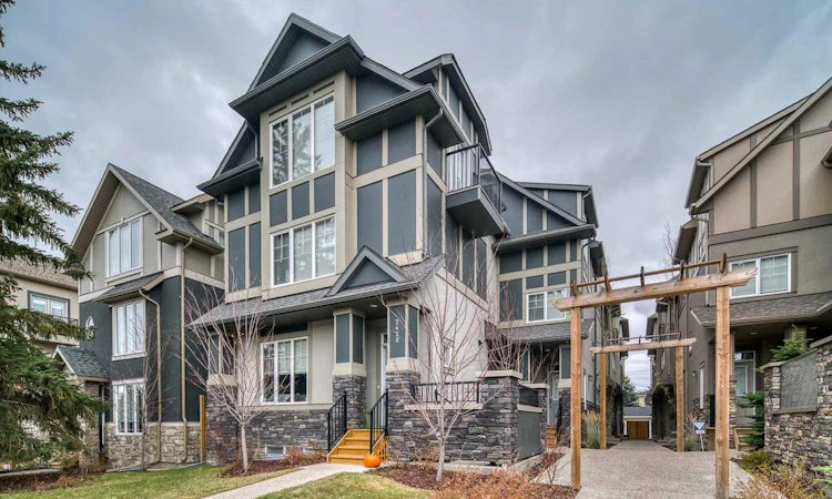 3-2428 30 Street SW