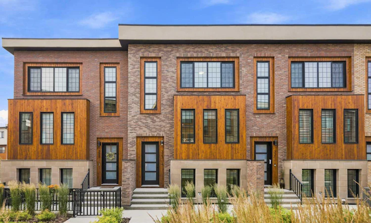 323-81 Greenbriar Place NW