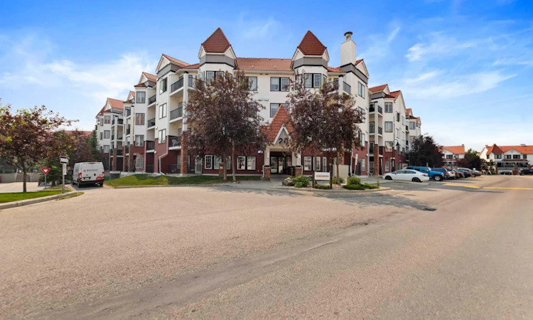 205-20 Royal Oak Plaza NW