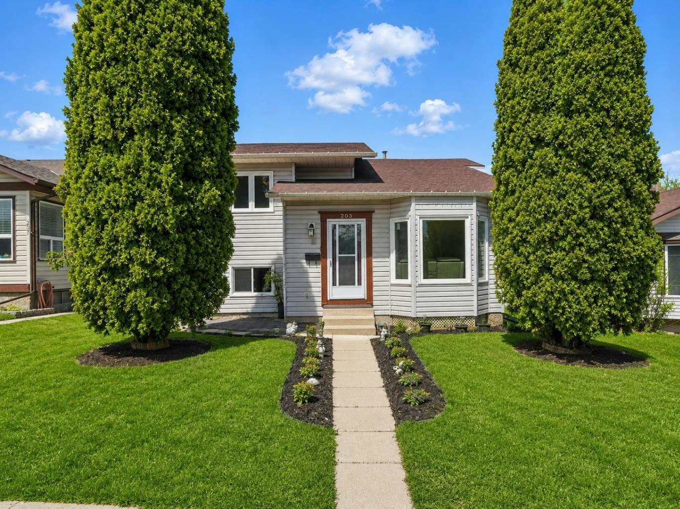 203 Shawglen Road SW, Calgary, AB, T2Y 1Y2
