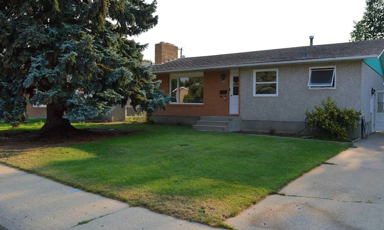 892 Bassett Crescent NW