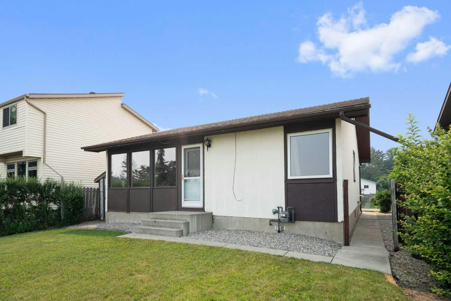 3032 32a Avenue SE, Calgary, AB, T2B 0J3